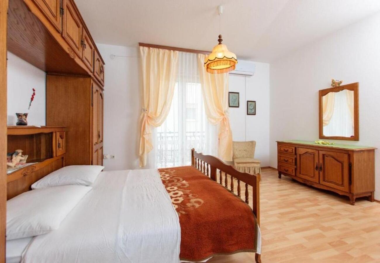 Apartment Knez 1 - 50 M From Beach Podstrana Eksteriør billede